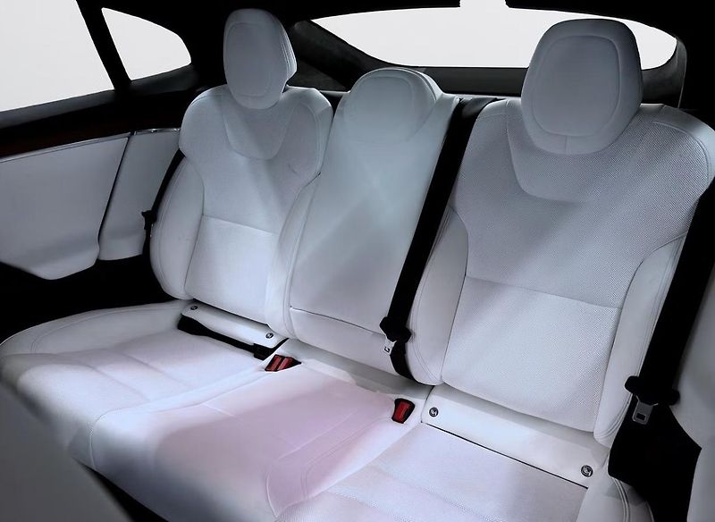 Tesla Model S LR AWD HW4 Bílý interiér Yoke  - fotka 10 z 17