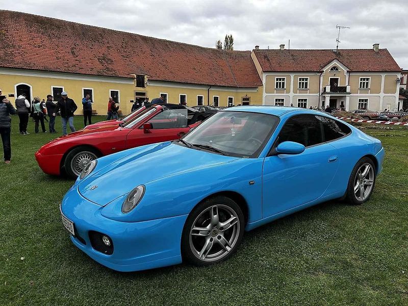 Sraz vozů Porsche ve Švihově na hradě.