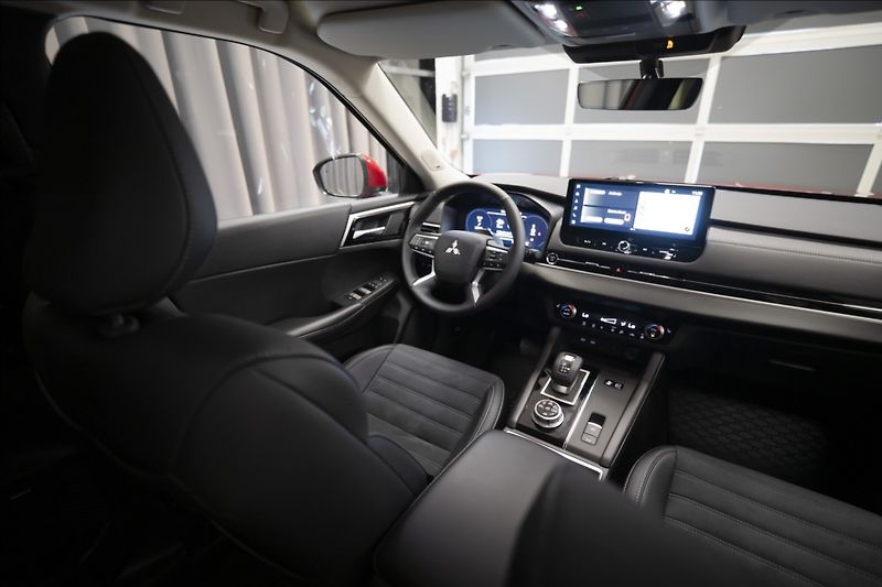 Mitsubishi Outlander 2,4 PHEV INVITE 1728 KM 2x ALU - fotka 14 z 44