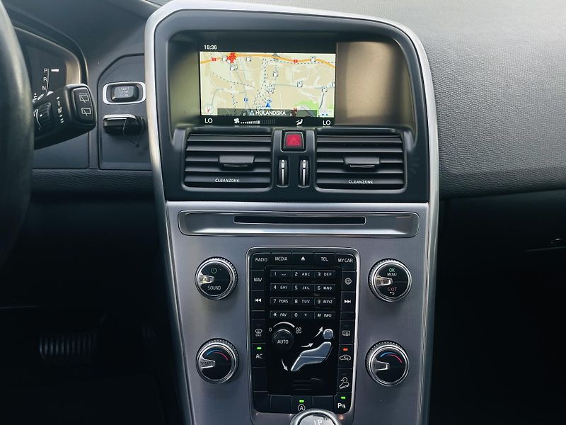 Volvo XC60 2.4D 5VÁLEC 1.MAJITEL SERVISKA - fotka 35 z 43