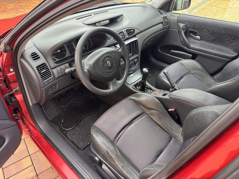 Renault Laguna 1.8i 88Kw Dynamique - fotka 6 z 17