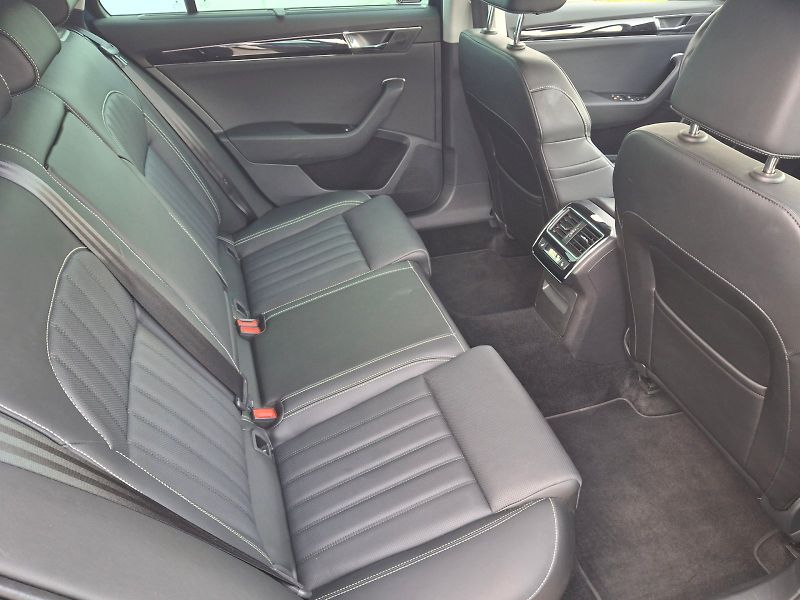 Škoda Superb (2023) Combi L&K DSG 4x4 2,0TDi 147kW - fotka 13 z 35
