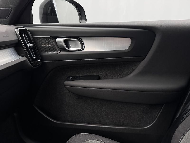 Volvo XC40 B3 DARK PLUS CZ 1.maj - fotka 30 z 48