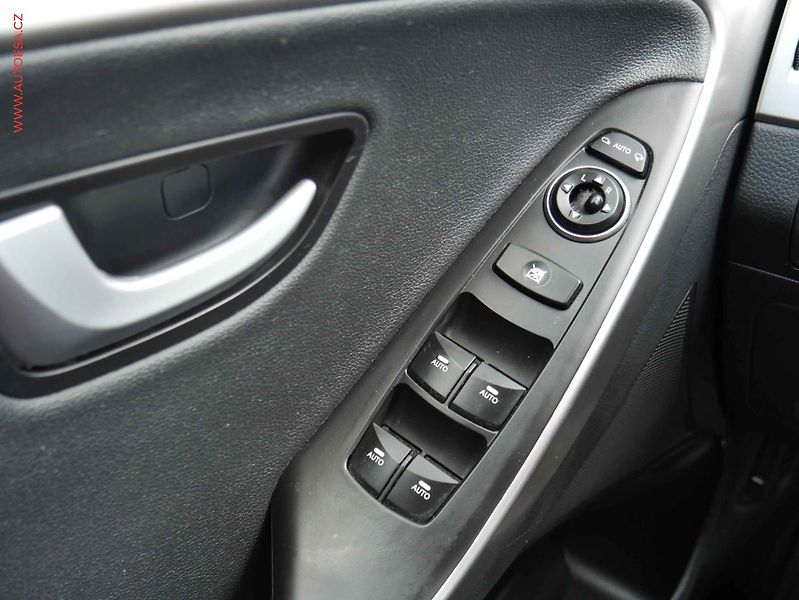 Hyundai i30 (2014) 1.6 CRDI, ČR, AC, výhřev sed. - fotka 11 z 19