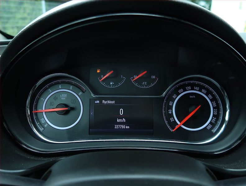 Opel Insignia (2015) 2.0 CDTI, nová STK - fotka 11 z 19