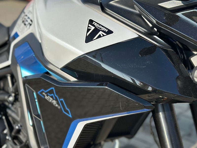 Triumph (2026) Tiger 900 Alpine Edition akce - fotka 6 z 10