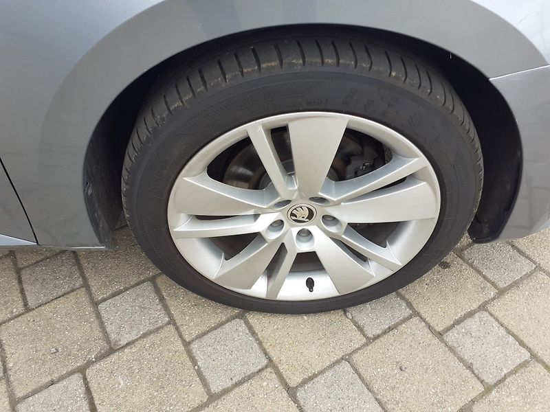 Škoda Superb (2020) 2.0 TDi 140Kw DSG ČR - fotka 30 z 32