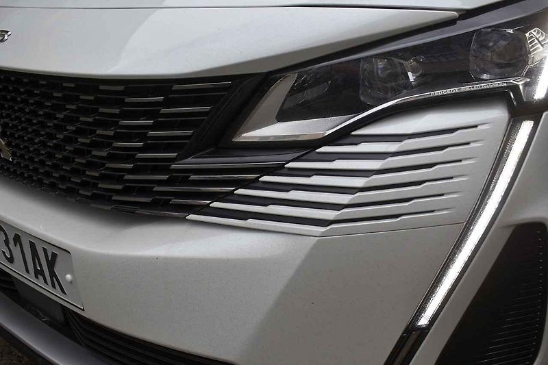 V Česku už jsou k mání nové verze vozů Peugeot 5008 a 3008