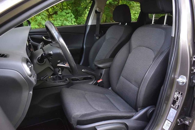Tříletý exemplář Hyundai i30 kombi může novému majiteli dobře sloužit ještě dlouhou dobu.