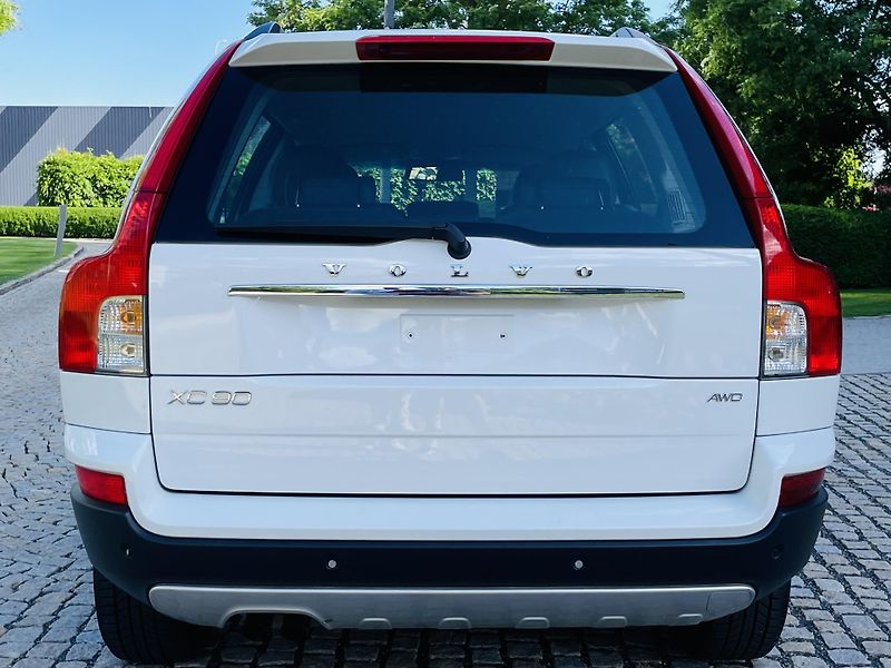 Volvo XC90 2.4D5 4x4 AUT VÝHŘEV SENZORY - fotka 15 z 44
