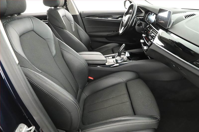 BMW Řada 5 (2017) 530d xDrive, 4X4, Automat - fotka 7 z 21