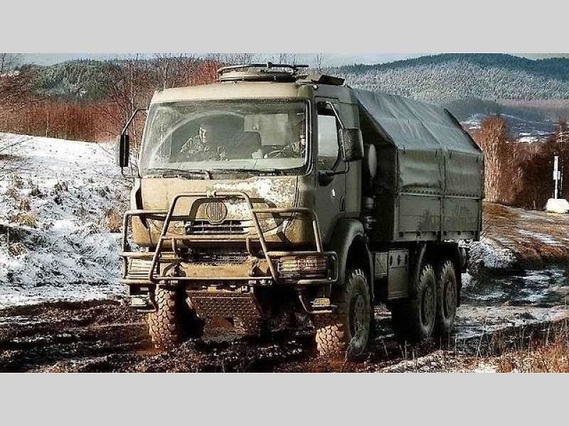 Tatra Force 8x8 – vozidlo pro přepravu potrubí.