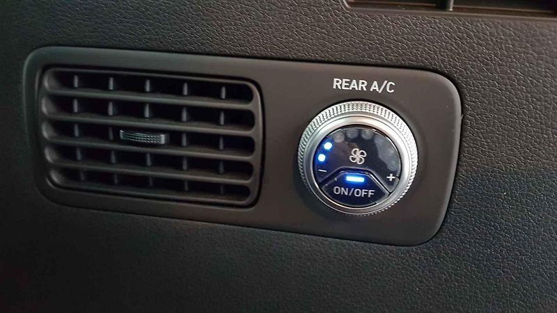 Hyundai Santa Fe vsadilo na nápadný design. Uveze až sedm cestujících.