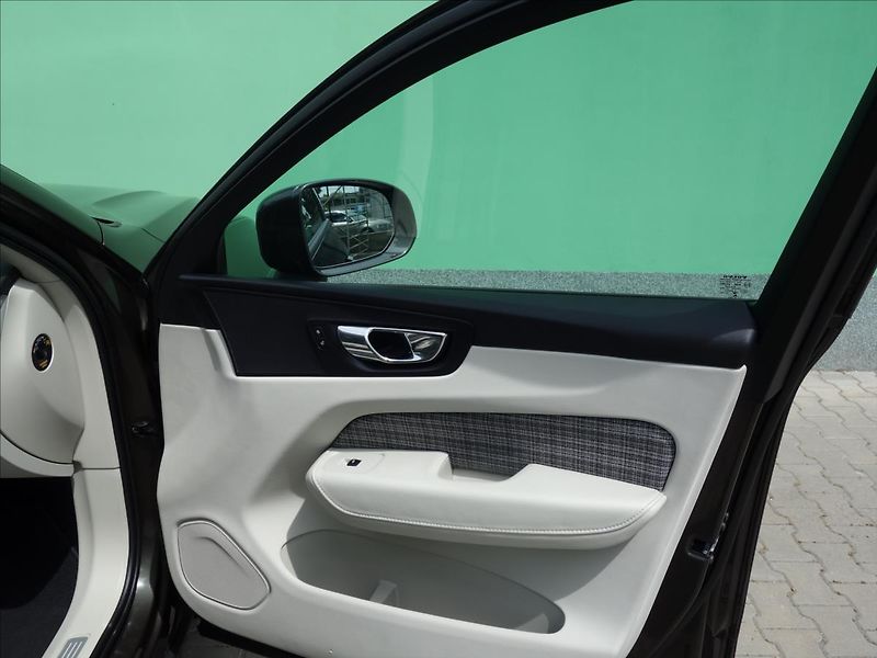 Volvo XC60 2,0 140kW 4x4 MOMENTUM - fotka 70 z 73