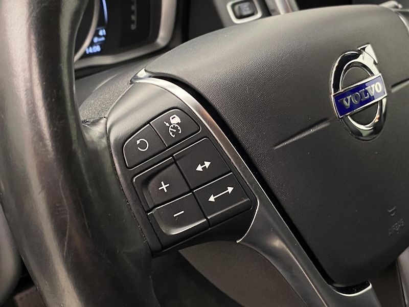 Volvo XC60 D4 AWD MOMENTUM REZERVACE - fotka 19 z 43