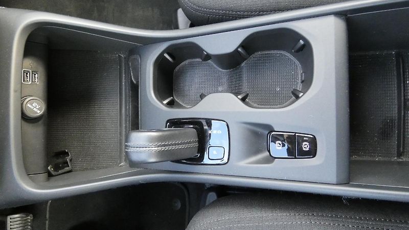 Volvo XC40 T2 FWD Momentum Auto - fotka 16 z 20