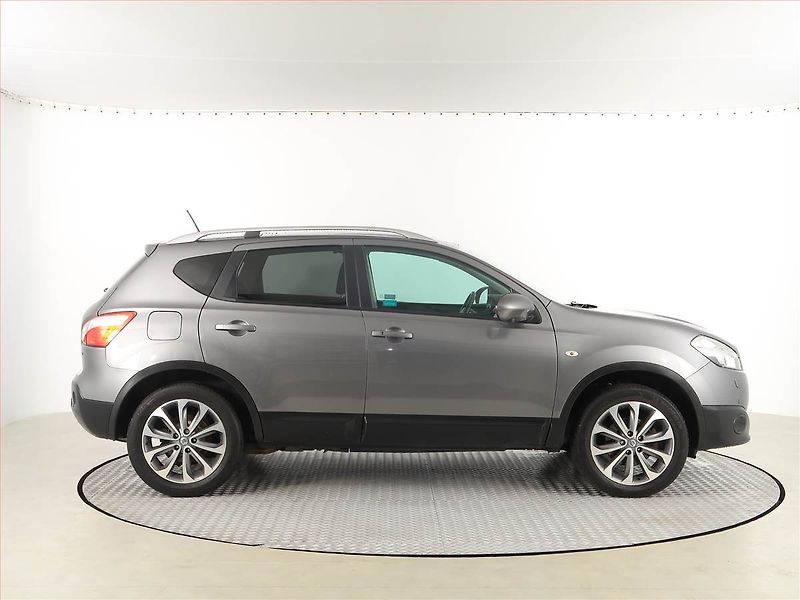 Nissan Qashqai (2013) 1.6 dCi, 4X4, Navi, Xenony - fotka 6 z 17