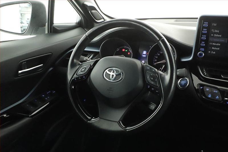Toyota C-HR (2022) 2.0 Hybrid - fotka 8 z 17