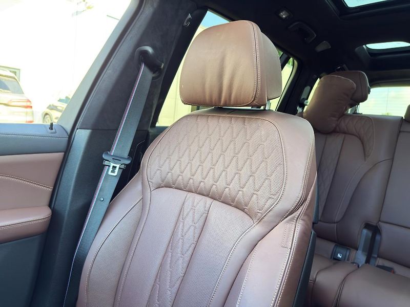 BMW X7 M60i xDrive - fotka 15 z 21