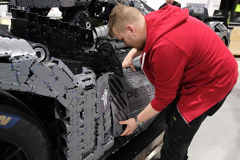 Instalace modelu stavebnice Peugeot Le Mans za účasti designera společnosti Lego.