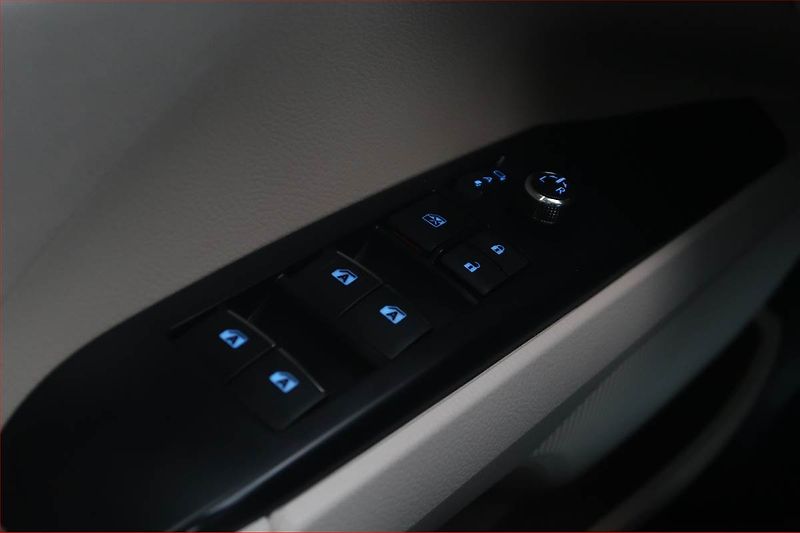 Toyota Camry (2021) 2.5 Hybrid - fotka 17 z 19