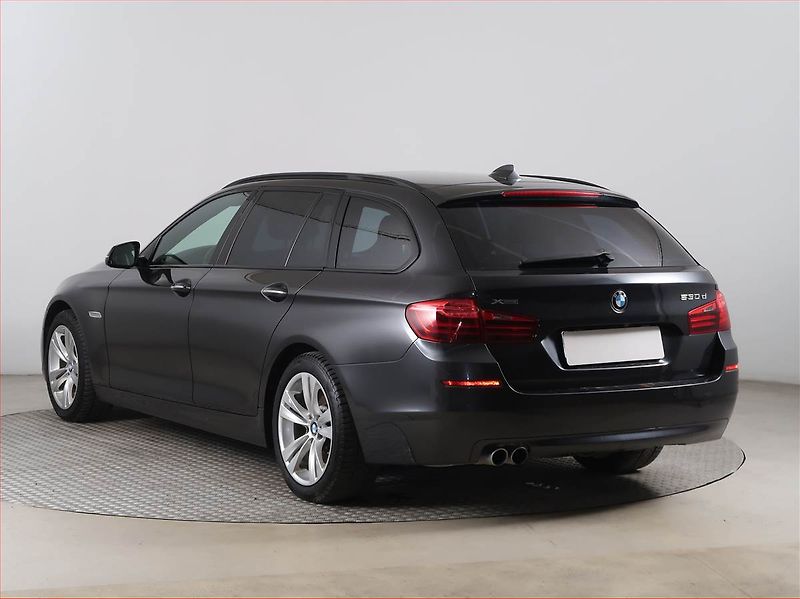 BMW Řada 5 (2015) 530d xDrive, 4X4, Automat - fotka 4 z 21
