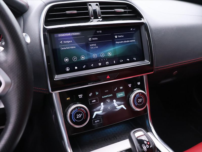 Jaguar XE 2,0 P300 221kW R-Dynamic DPH - fotka 25 z 43