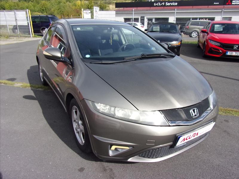 Honda Civic 1,3 i-DSI Comfort - fotka 1 z 24