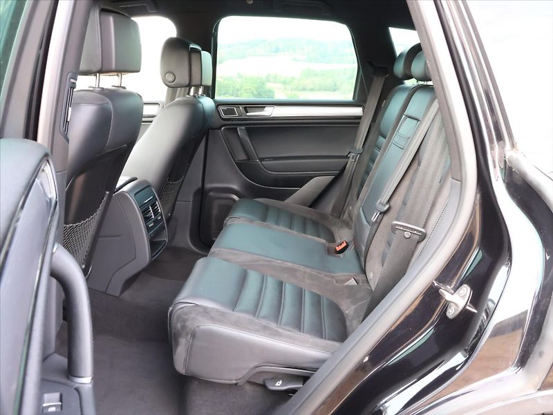 Volkswagen Touareg 3,0 TDI V6 DSG R-LINE CZ 4M - fotka 13 z 29