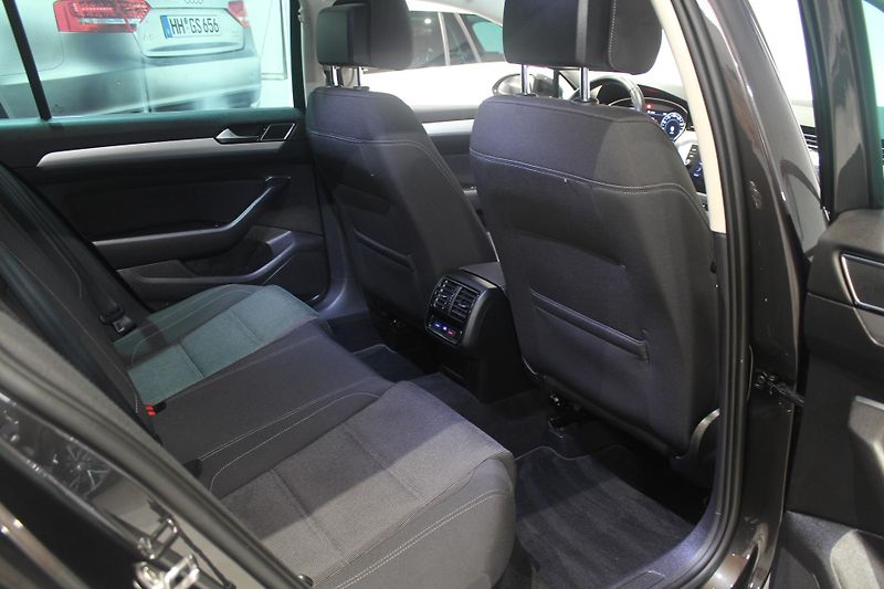 Volkswagen Passat (2019) 2.0TDI DSG Display LED Navi - fotka 26 z 35
