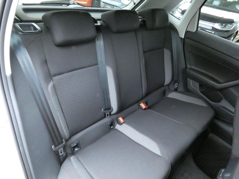 Volkswagen Polo People 1,0 TSI 85 kW 7DSG - fotka 23 z 30