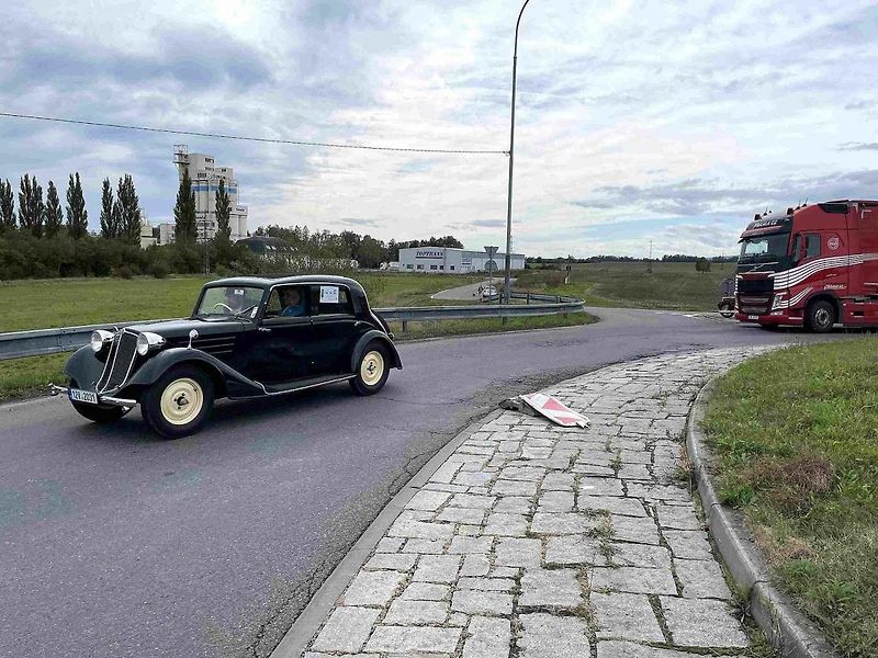 Svatováclavská jízda vedla i Studénkou, kde dělal Miroslav Tovaryš motospojku, 28. 9. 2024.