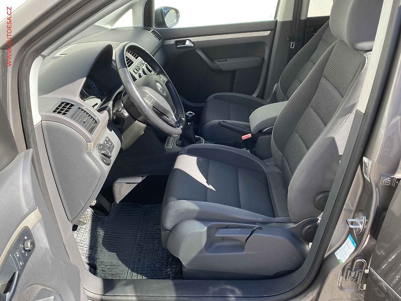 Volkswagen Touran (2010) 1.6i, Freestyle, navi - fotka 9 z 17