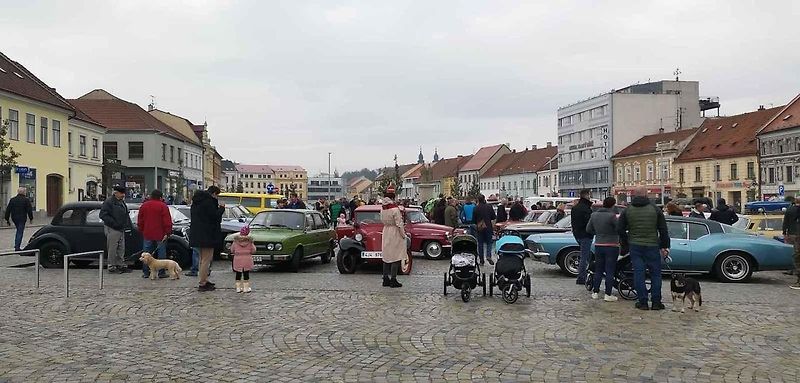 Výstava veteránů na třebíčském náměstí zakončila sezonu Veteran Car Clubu Třebíč 2022