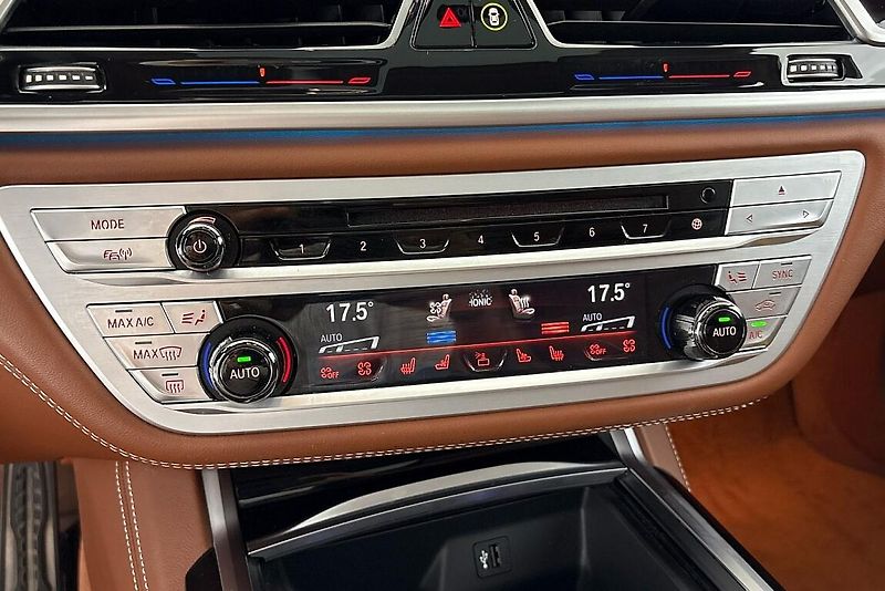 BMW Řada 7 750xiL - fotka 21 z 27