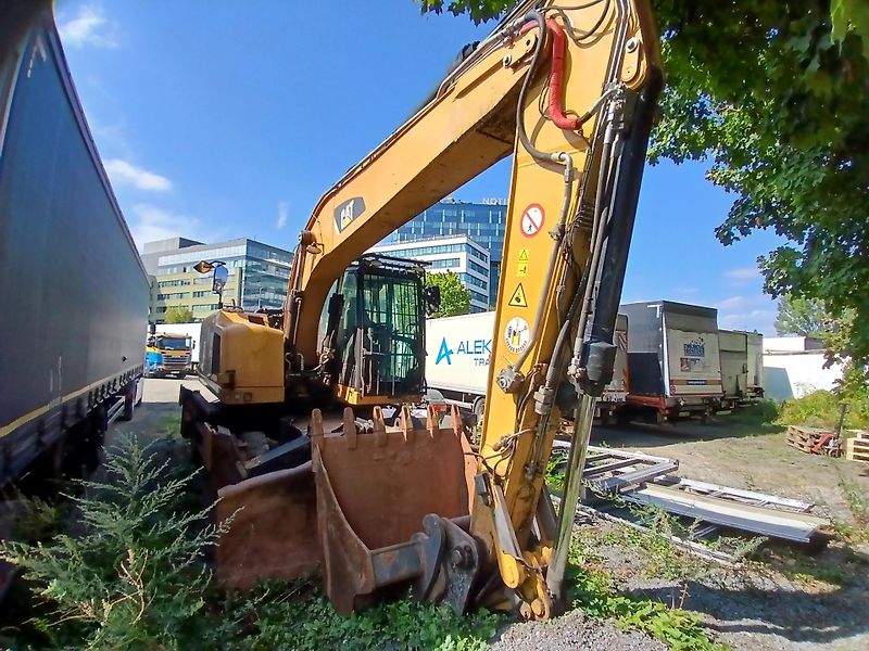 Caterpillar (2015) kolový bagr MH 3022 - fotka 5 z 23