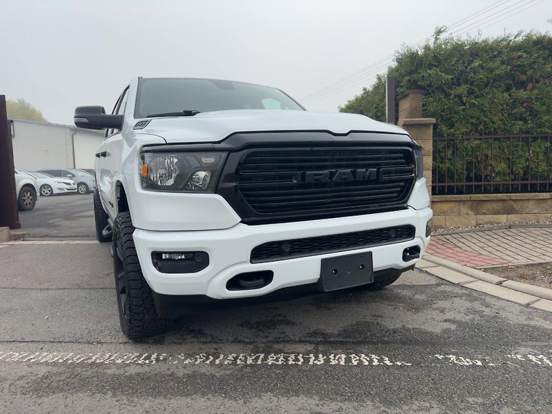 Dodge RAM 1500 (2023) Bighorn 5,7 Hemi Lonestar Crew - fotka 6 z 20