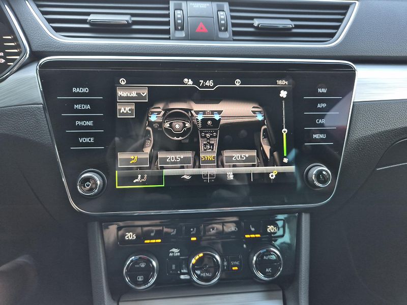 Škoda Superb Combi 2,0TDi DSG 110kw 17ALU - fotka 26 z 44