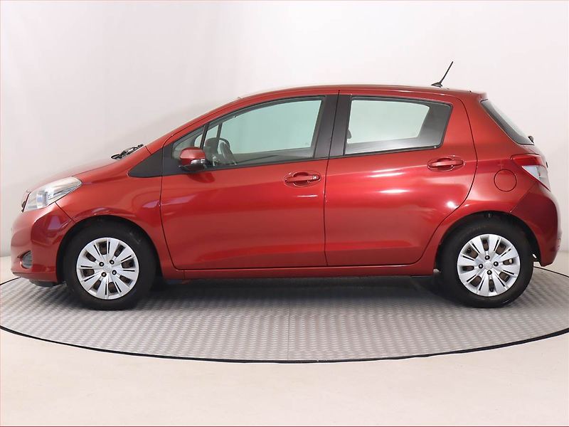 Toyota Yaris (2011) 1.0 VVT-i, Serv.kniha - fotka 3 z 15