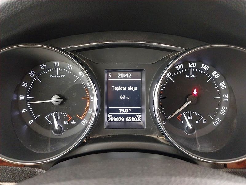 Škoda Superb (2011) Elegance 2.0 TDI, 4X4 - fotka 11 z 21