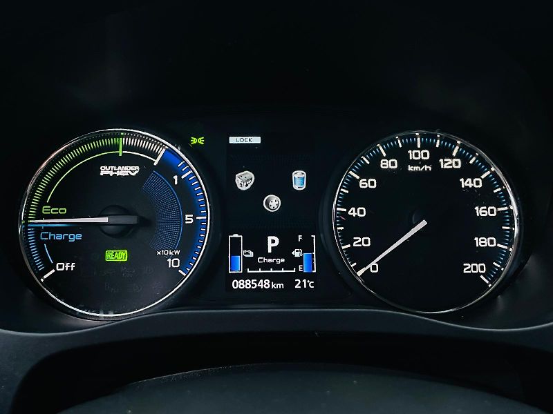 Mitsubishi Outlander 2.4i+HYBRID 4x4 SERVISKA TAŽNÉ - fotka 53 z 53
