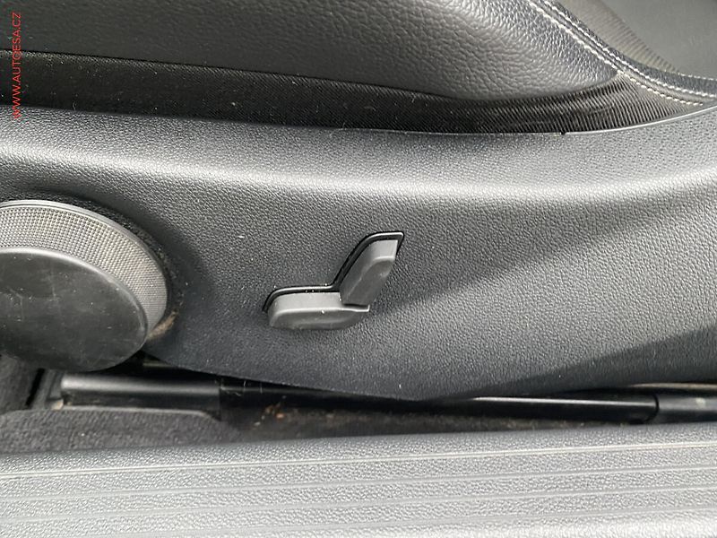 Mercedes-Benz Třídy C (2014) 1.6i C180, Klima - fotka 15 z 17