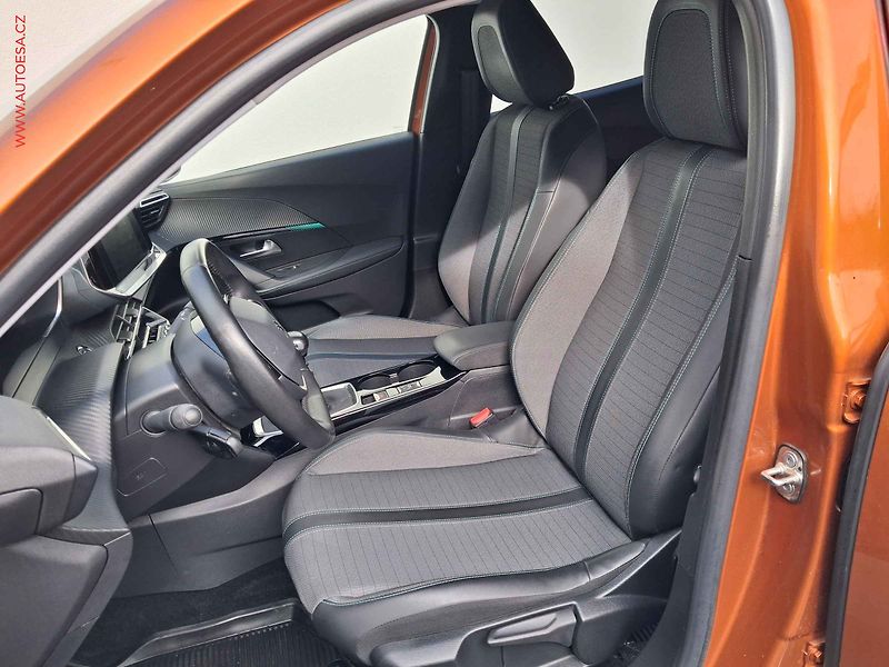 Peugeot 2008 (2021) 1.2 PT, ČR, Allure - fotka 9 z 17