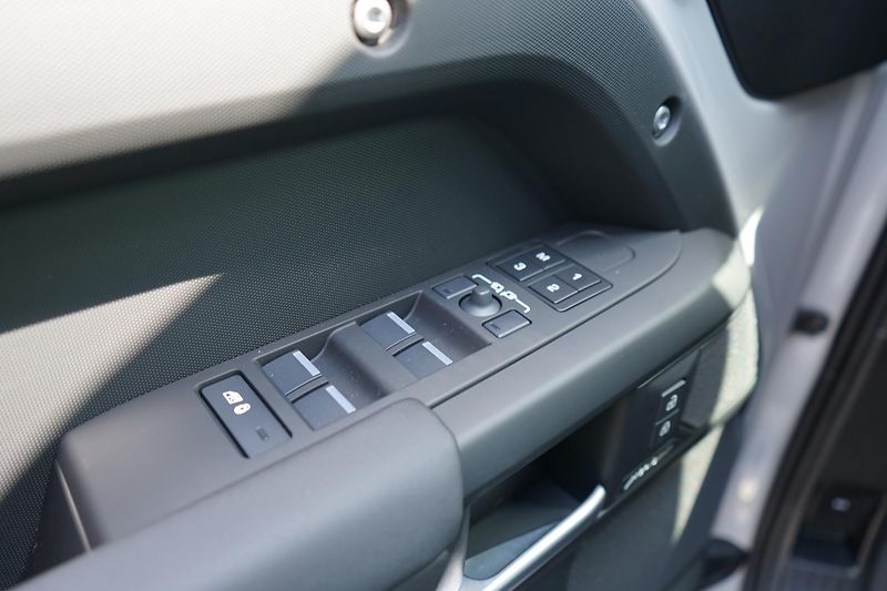Land Rover Defender (2026) 110 X-Dynamic SE P300e       - fotka 13 z 37