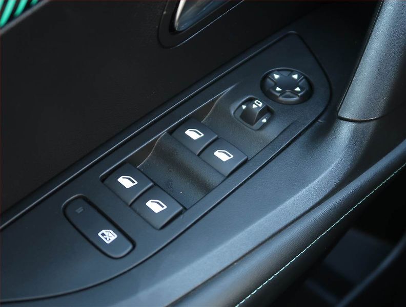Peugeot 2008 (2023) 1.2 PureTech, Automat, ČR - fotka 21 z 22