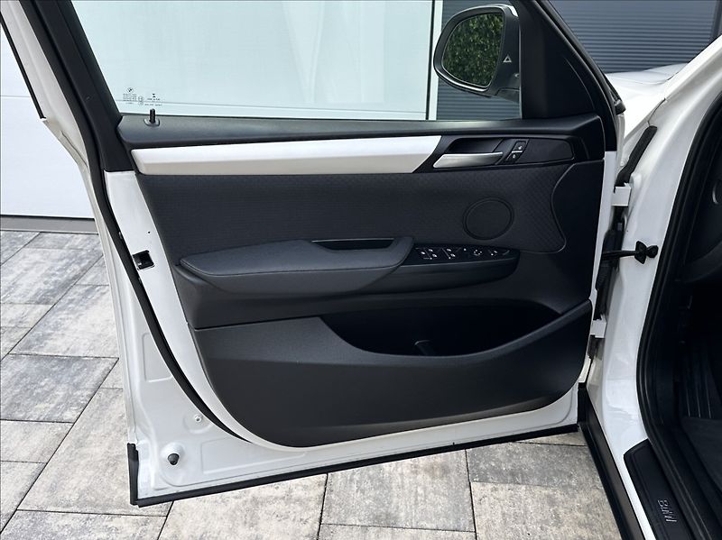 BMW X3 2,0 28i 245PS  Advantage A/T 4 - fotka 13 z 53