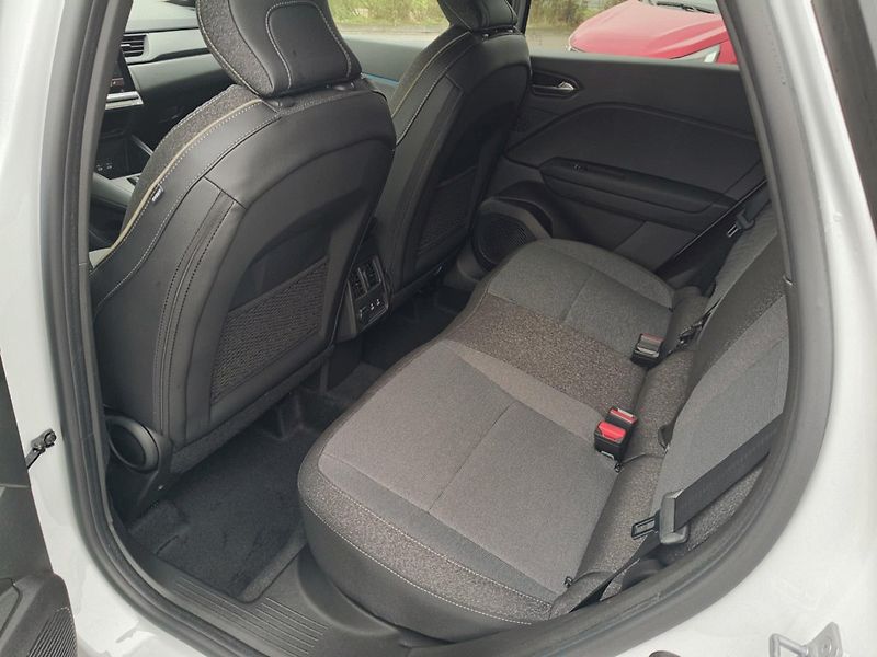 Renault Captur (2026) techno mild hybrid 140 EDC - fotka 12 z 24