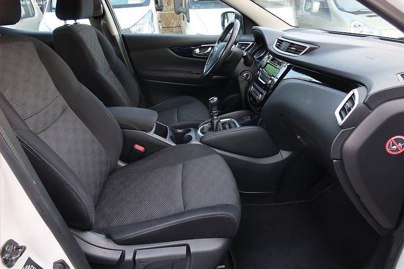 Nissan Qashqai (2017) 1.2 DIG-T, ČR,1.maj - fotka 9 z 17