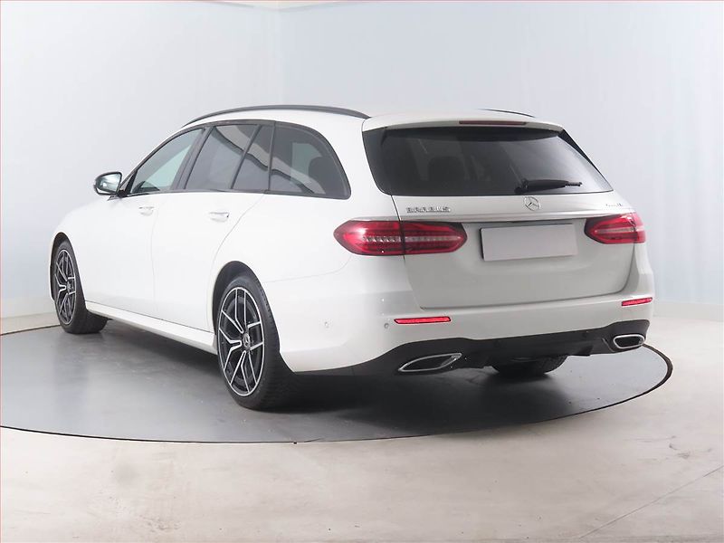 Mercedes-Benz Třídy E (2021) E 220 d 4MATIC - fotka 4 z 17