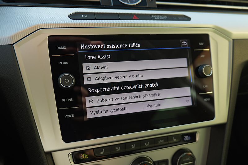 Volkswagen Passat 1.4 TSI DSG Kamera DAB Cockpit - fotka 32 z 37